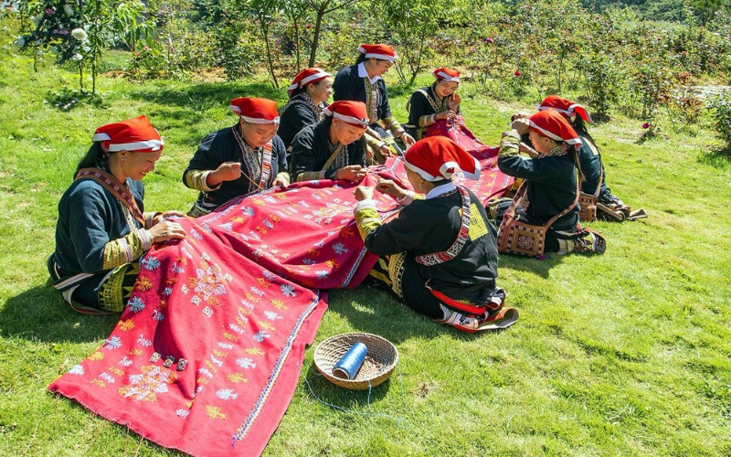 Education Bridges Past And Future, Strengthening Sapa Culture