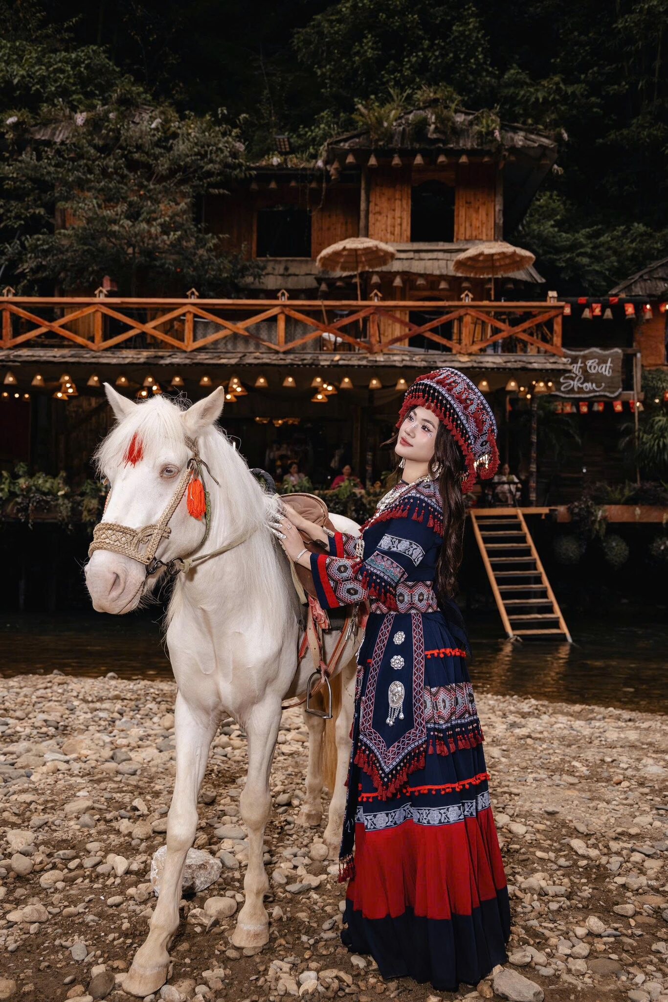 Sapa attractions: Top 10 Must-visit check-in spots 5 Explorer le charmant village de Cat Cat avec sa culture traditionnelle H’Mong.