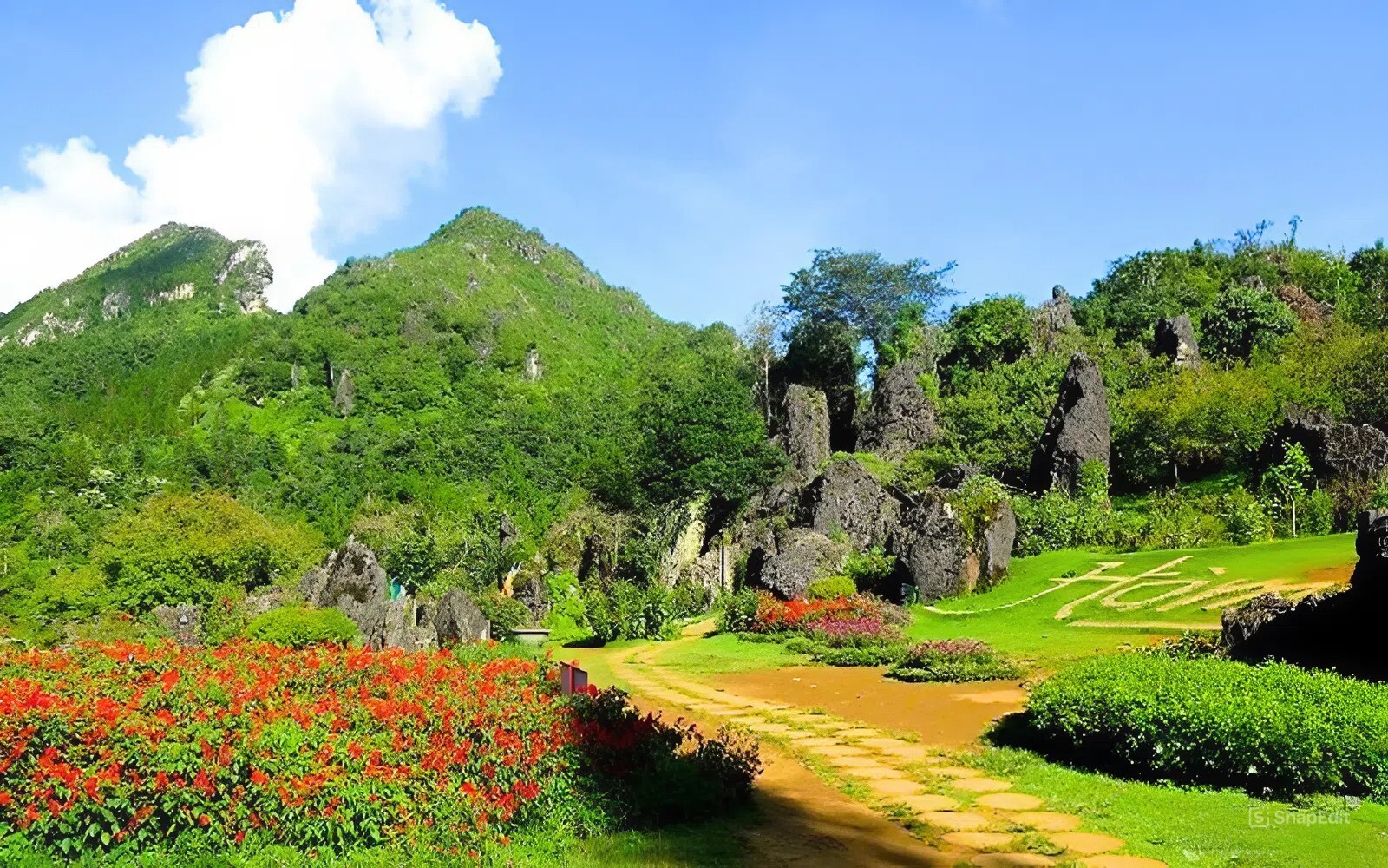 Sapa attractions: Top 10 Must-visit check-in spots 4 Panoramic View Of Sapa Town And Fansipan Peak From Ham Rong Mountain.